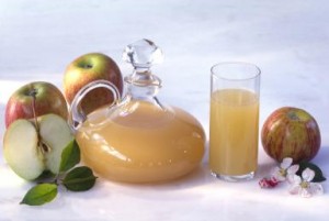 Decanter and glass of fresh apple juice, with fruit