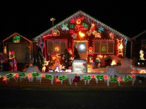 1O9WRDN9-FrontofHouseChristmasLightsDisplayforCharity