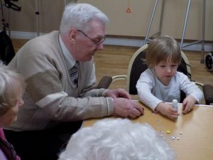 Children from Puddleduck visit residents in Kirk House